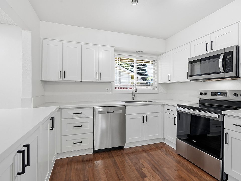 Kitchen - light and bright!
