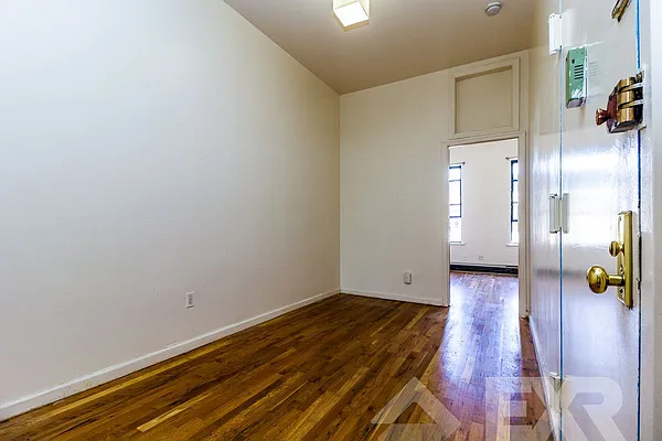 Rented by EXR | media 10