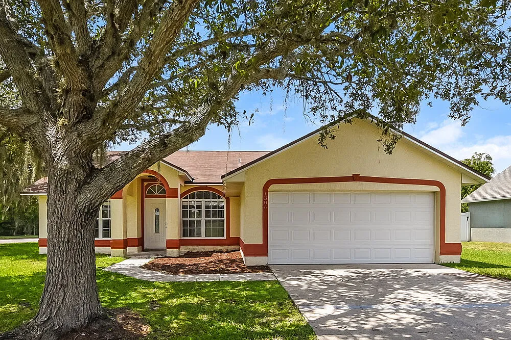 3 bed, 2.0 bath, 1332 sqft, $2,365 — Photo 1