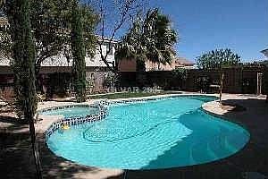Enjoy tropical oasis all year...heated spa and pool, quiet and private!