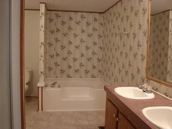 Master bath w/ sep shower