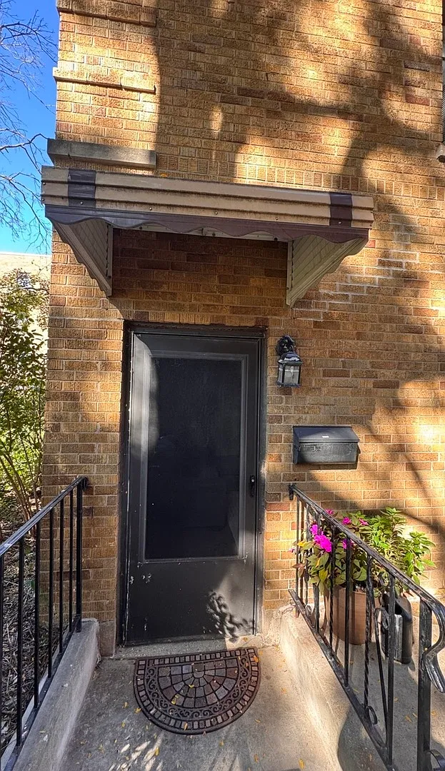 2 bed, 1.0 bath, 700 sqft, $1,950 — Photo 1