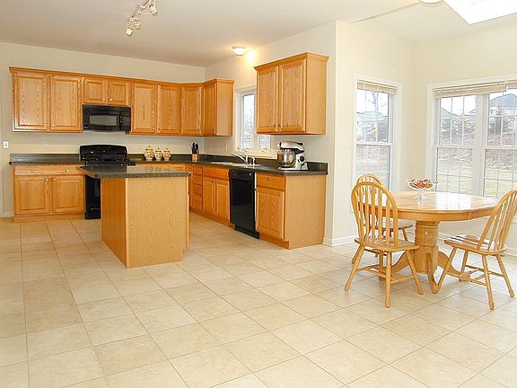 Large Kitchen w/ Breakfast Nook