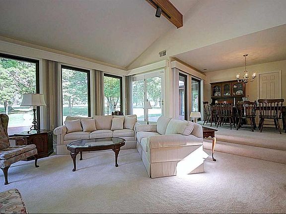 5th image of 16 Sherwood Cir