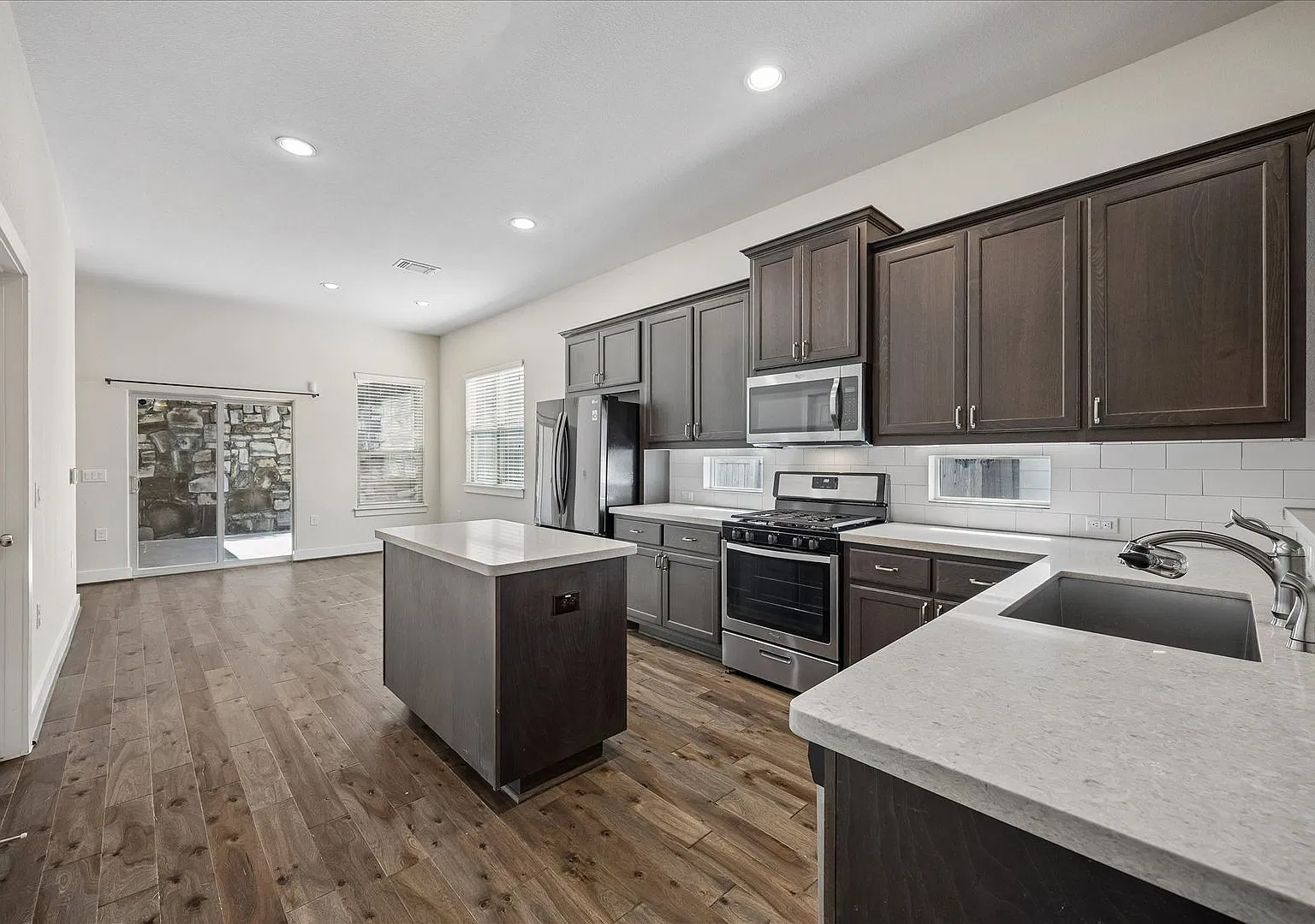 Beautiful 4 bedroom/2.5 bath — Photo 3