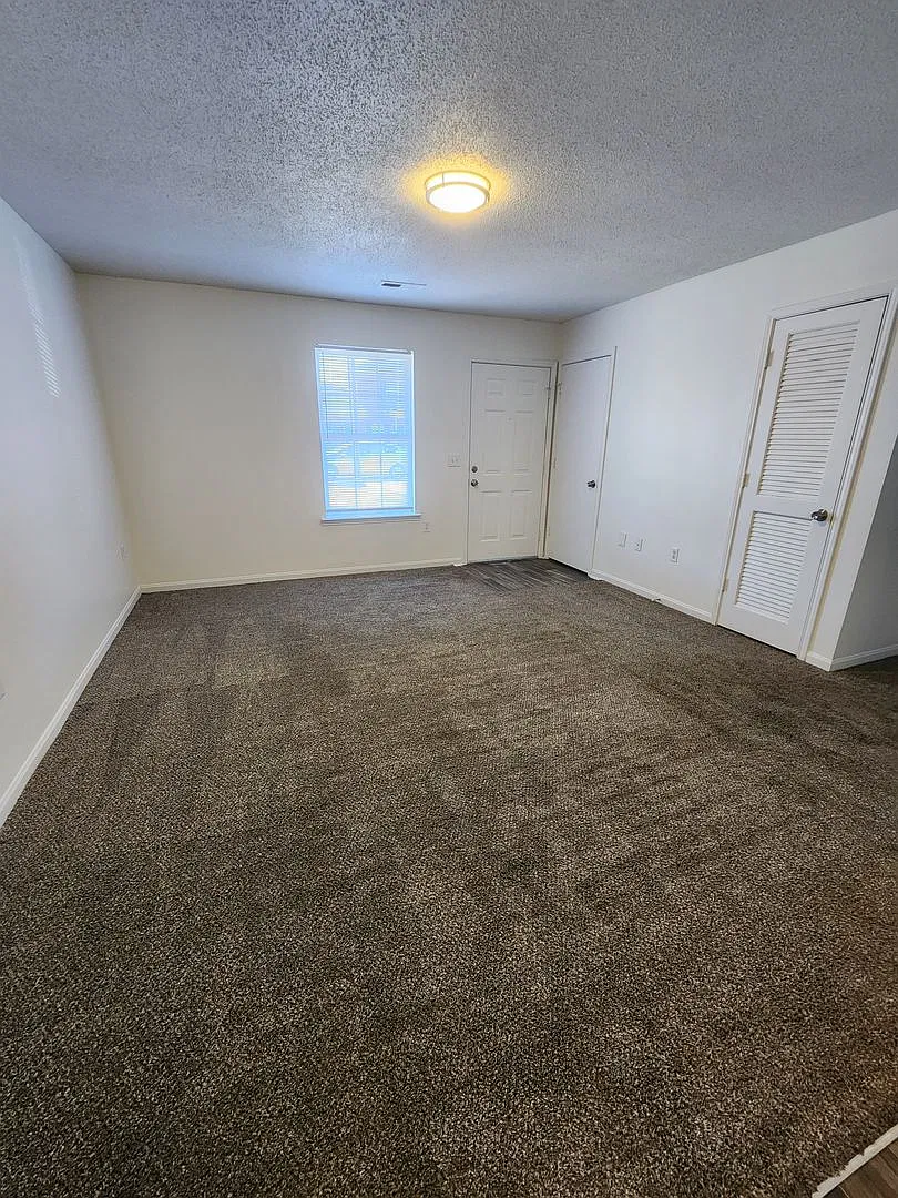 Castlewood Apartments - Huntsville, AL — Photo 3