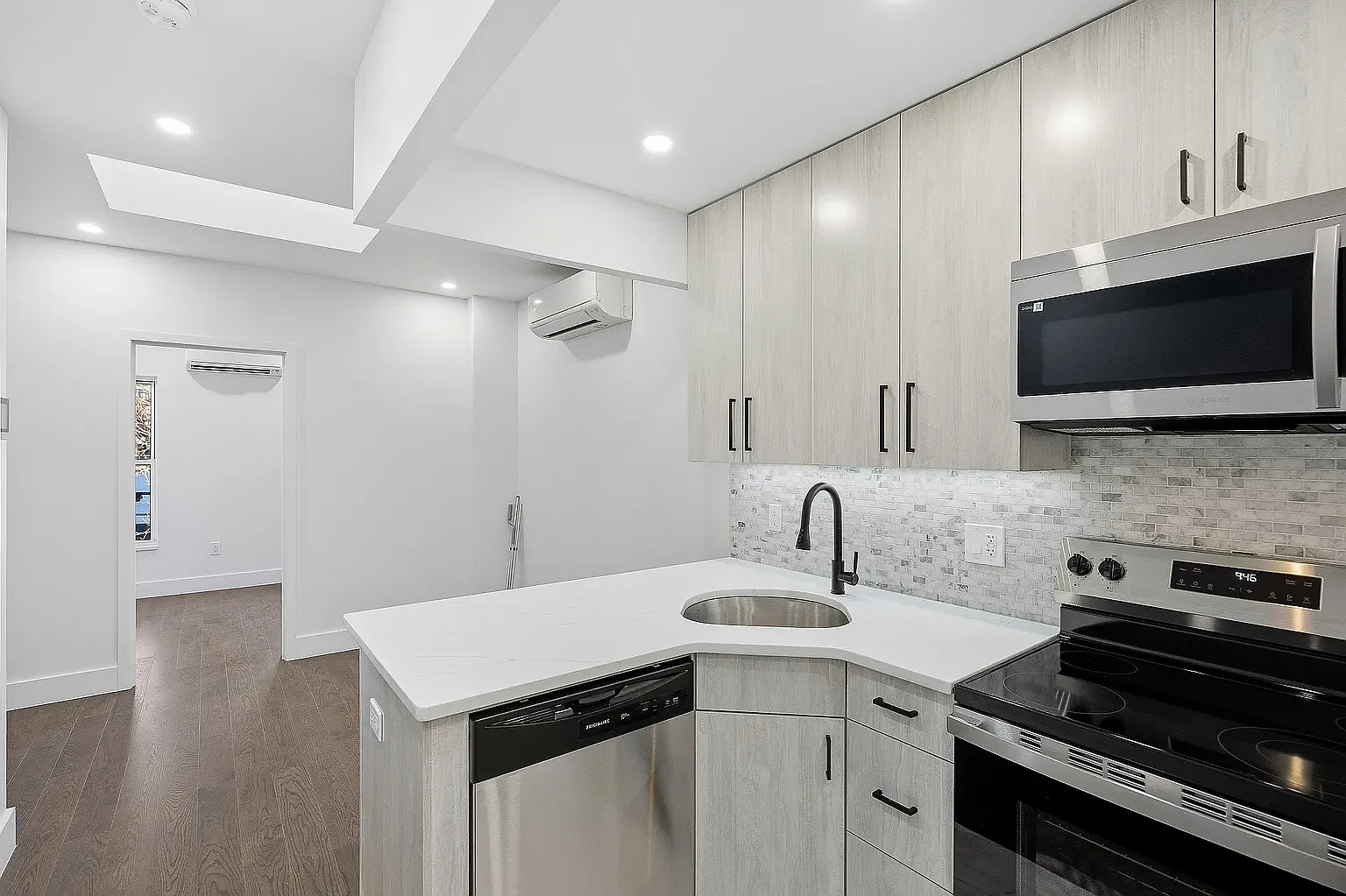 55 Ten Eyck Street — Photo 2