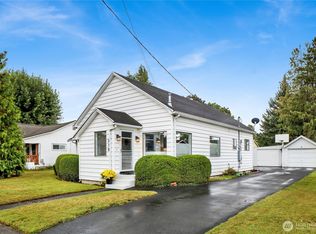 319 1st St, Sumas, WA 98295