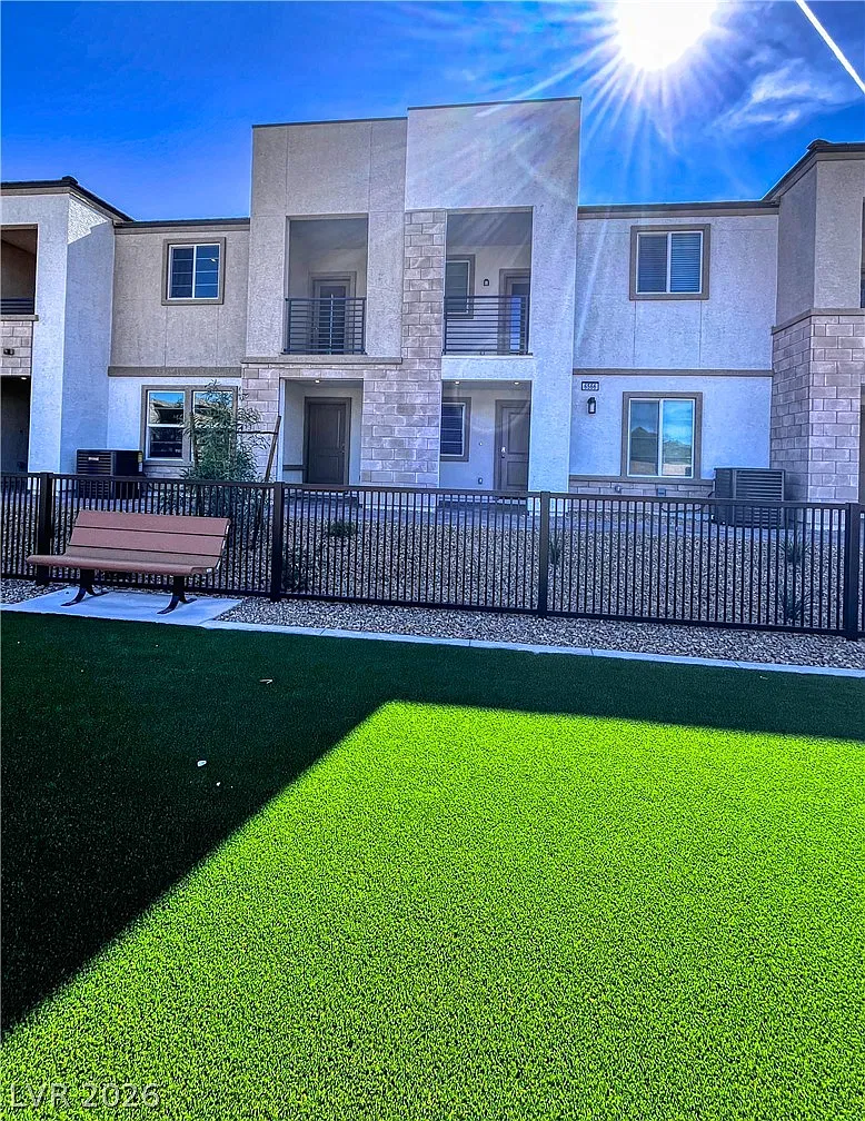 3 bed, 2.0 bath, 1330 sqft, $2,600 — Photo 1