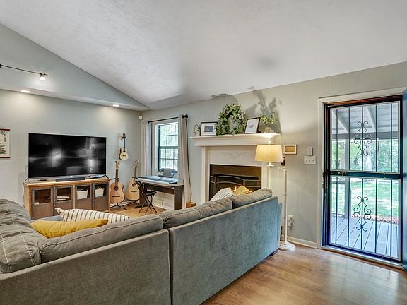 5th image of 811 Barrie Ave