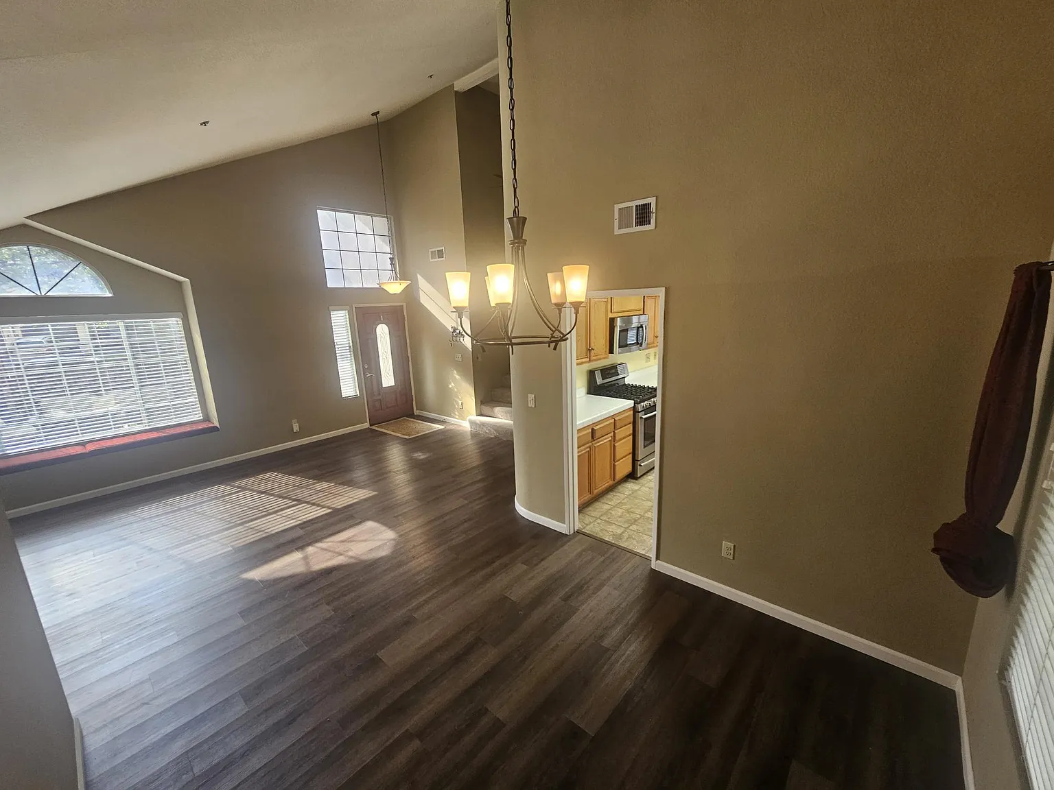 3 bed, 1818 sqft, $4,250 — Photo 4