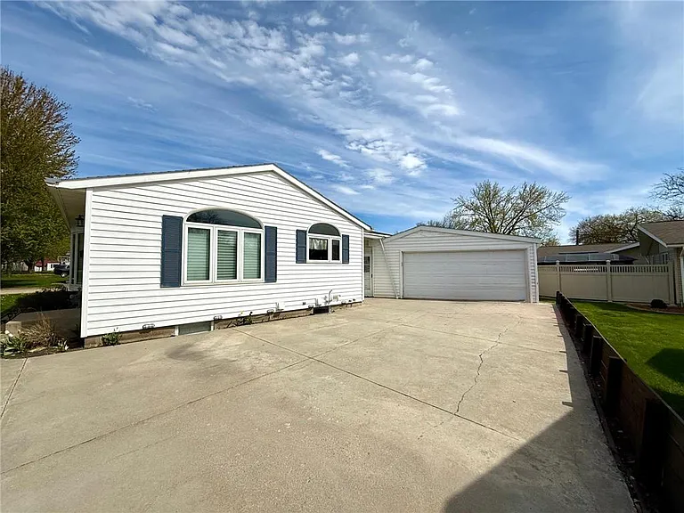 225 Sunrise Blvd — Photo 54
