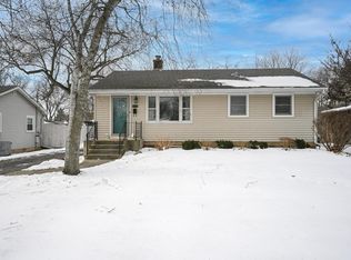 1102 S Gables Blvd, Wheaton, IL 60189