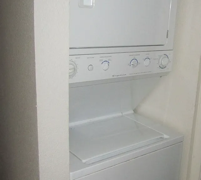 Lions Court Apartments — Photo 14