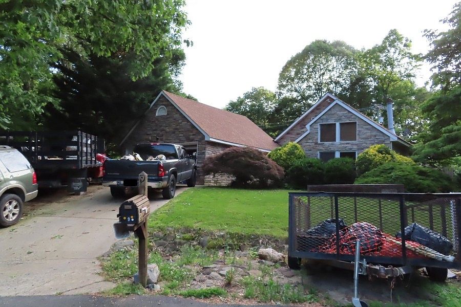 2nd image of 9 Lee Ct