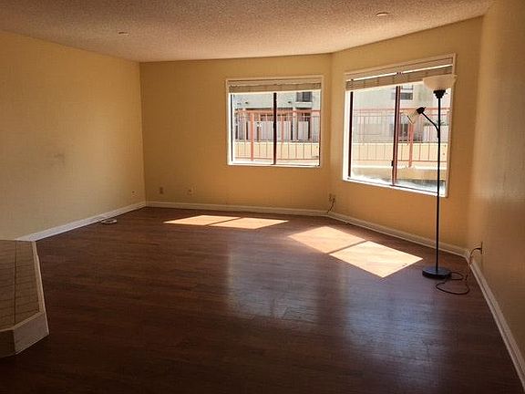 3rd image of 825 La Playa St APT 123