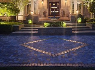 2655 Ashburton Ct, Rochester, MI 48306