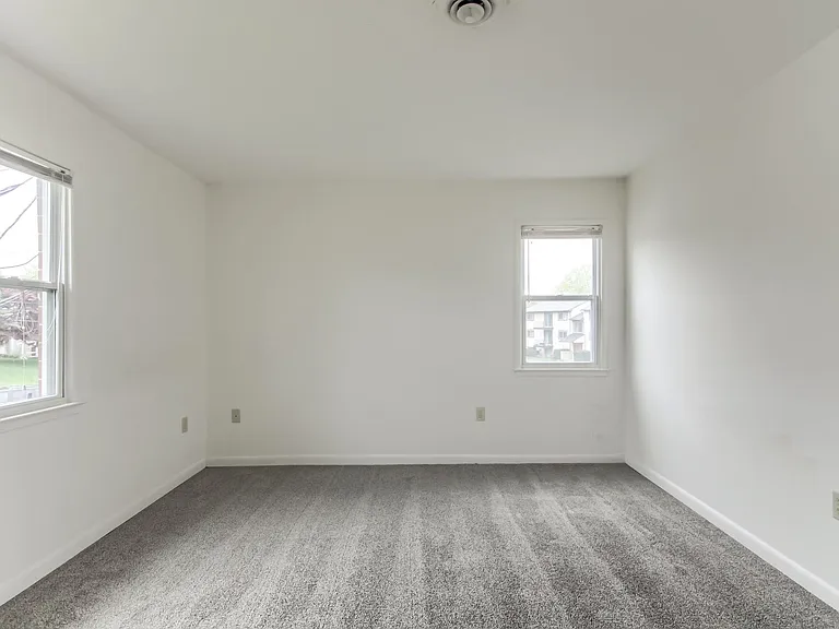 Lincoln Apartments — Photo 5