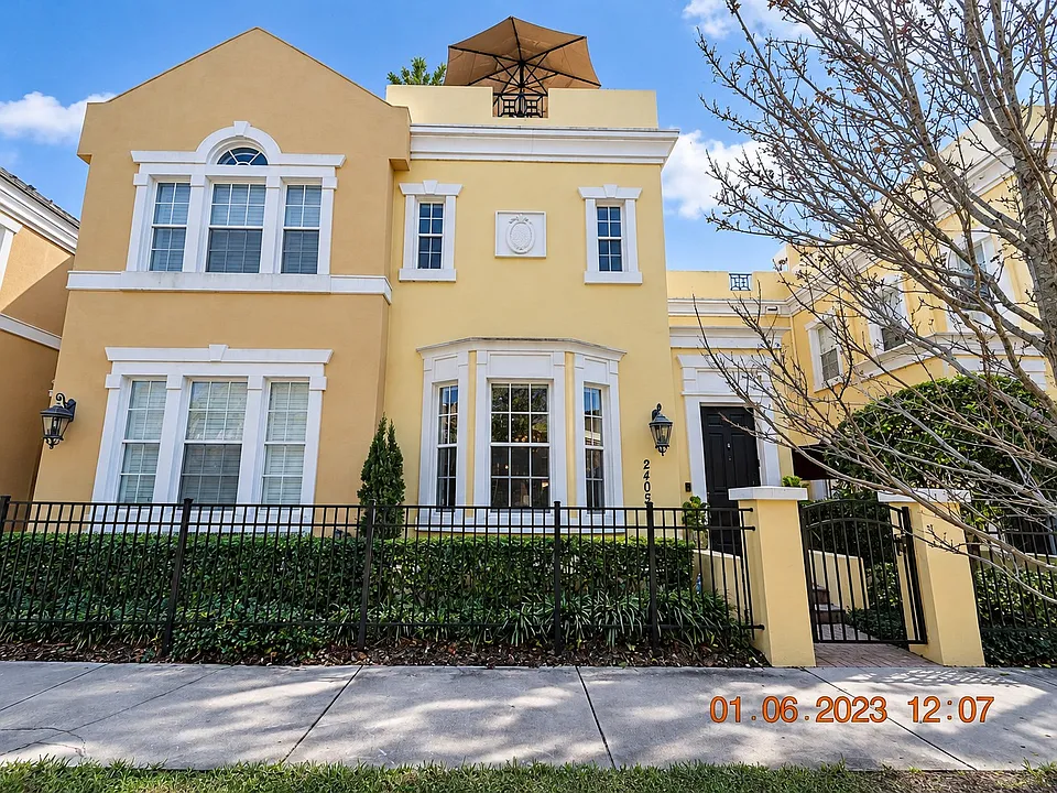 2405 Victoria Gardens Ln