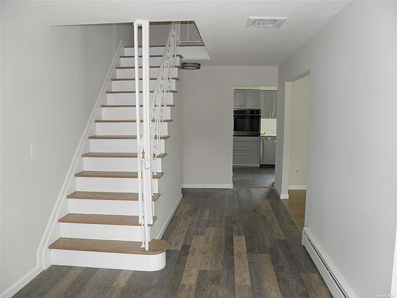 3rd image of 12 Sundale Ct