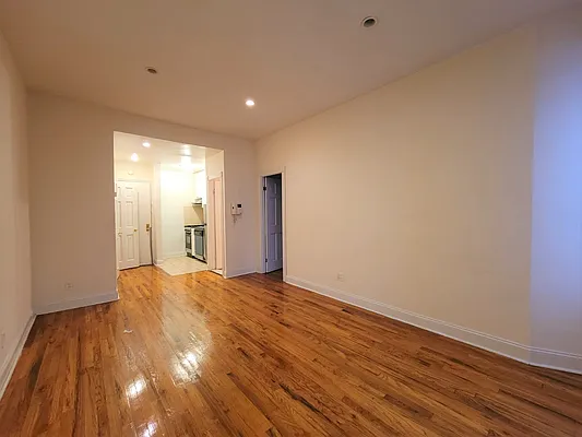 Rented by Gold & Appel Realty Corp | media 2