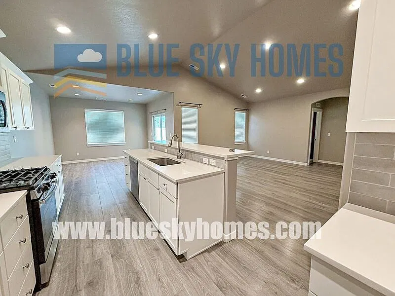 3 bed, 2.0 bath, 1800 sqft, $2,345 — Photo 4