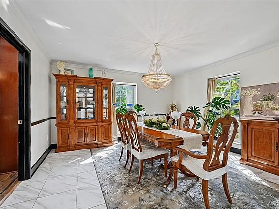 5th image of 654 Marilyn Dr