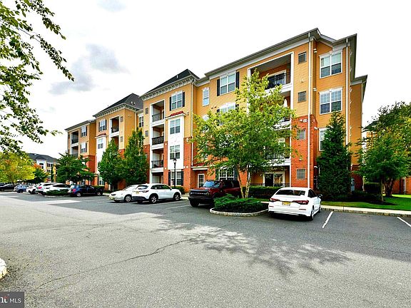 3rd image of 1025 Halifax Pl