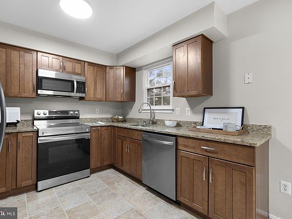 3rd image of 22 Cross Laurel Ct