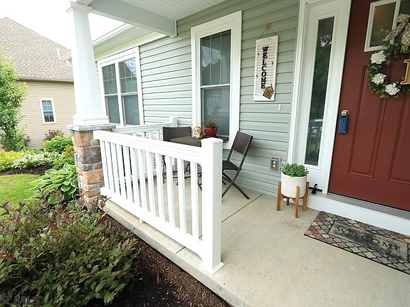 5th image of 132 Bolton Ave