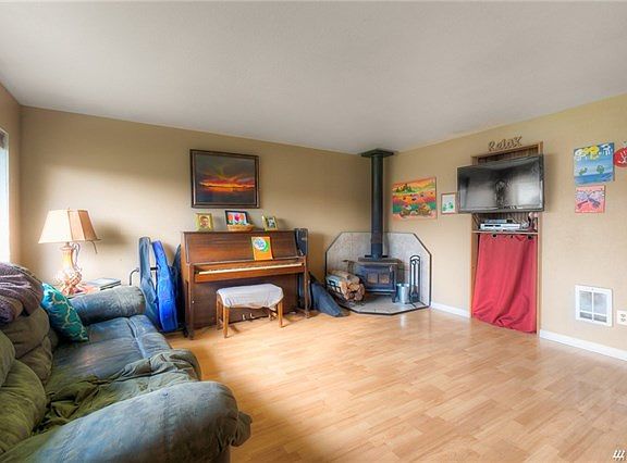 2nd image of 530 Rosewood Ct S
