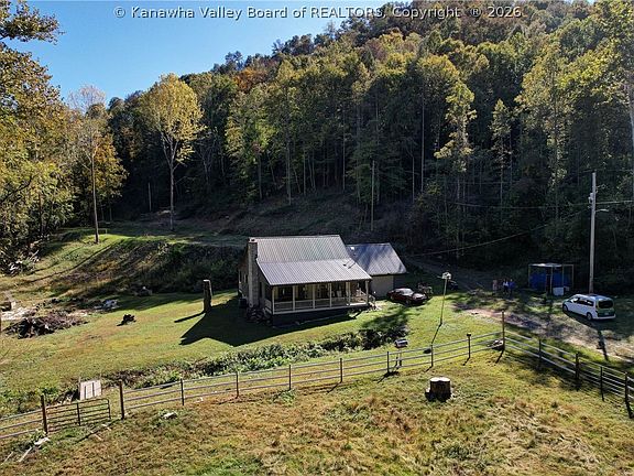 5th image of 675 Queens Ridge Rd