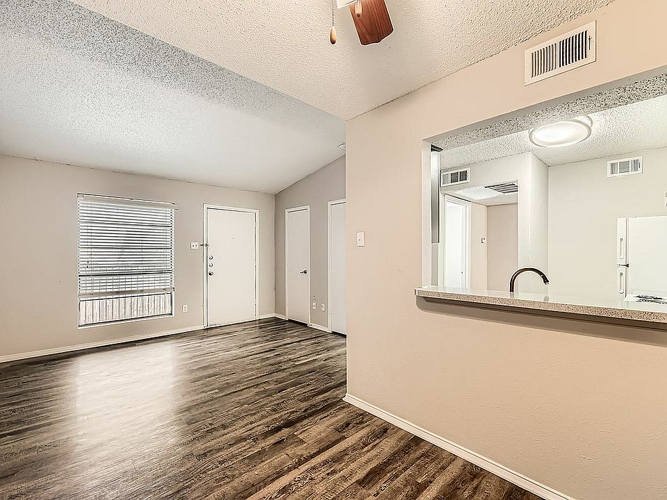 500 E Loop 820 709 - Web Quality - 004 - 05 Dining Room-Edit
