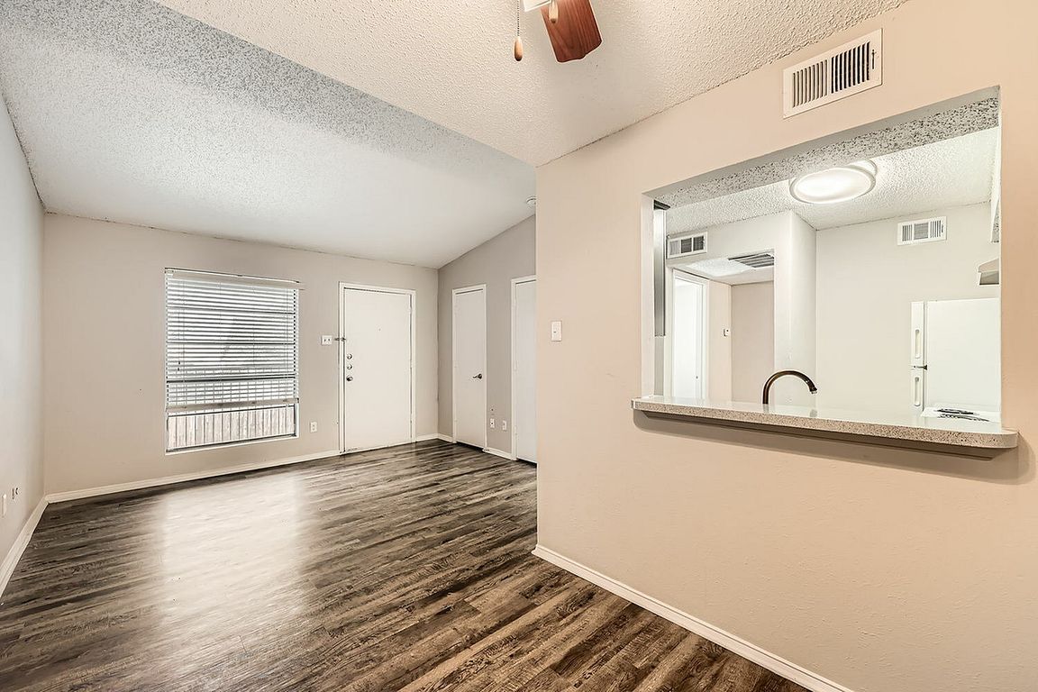 500 E Loop 820 709 - Web Quality - 004 - 05 Dining Room-Edit