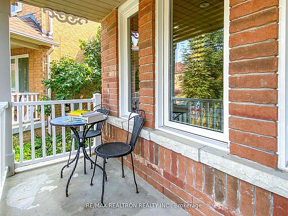 3rd image of 21 Watkins Glen Cres