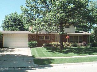 2709 Berwyck Rd SE, East Grand Rapids, MI 49506