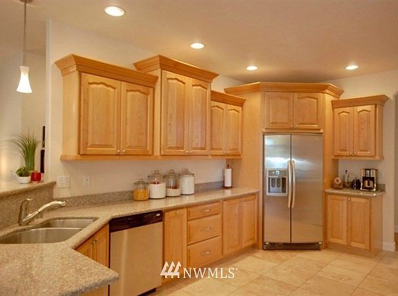 3rd image of 605 Lupine Drive NE