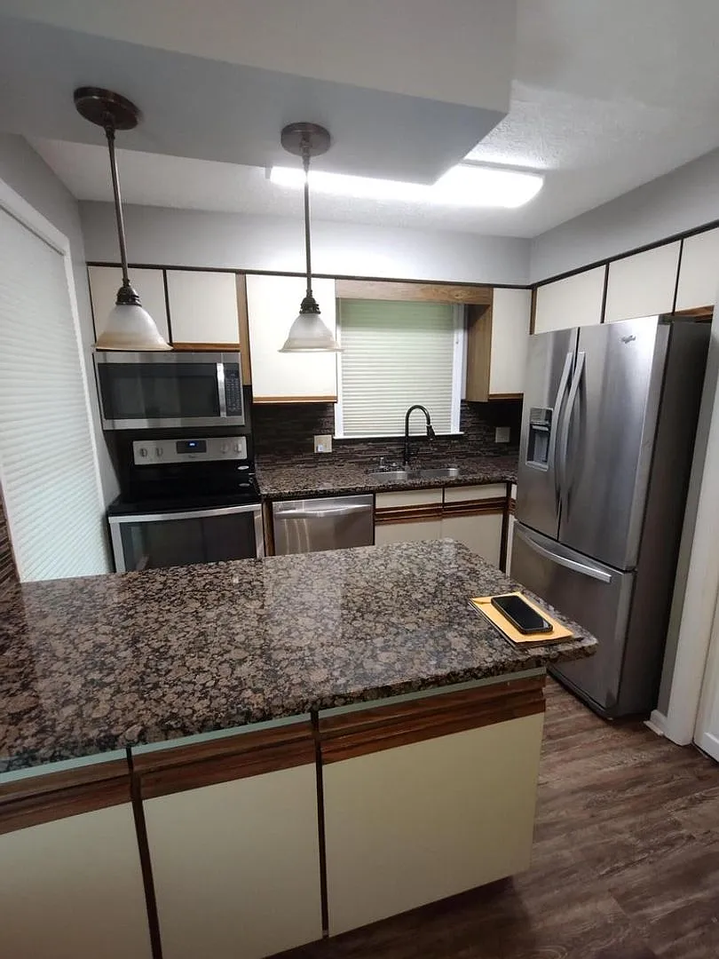 Spacious 3 bedroom townhome close to UK! — Photo 4