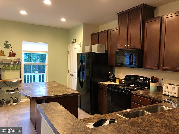 3rd image of 8657 Rosecrans Ln