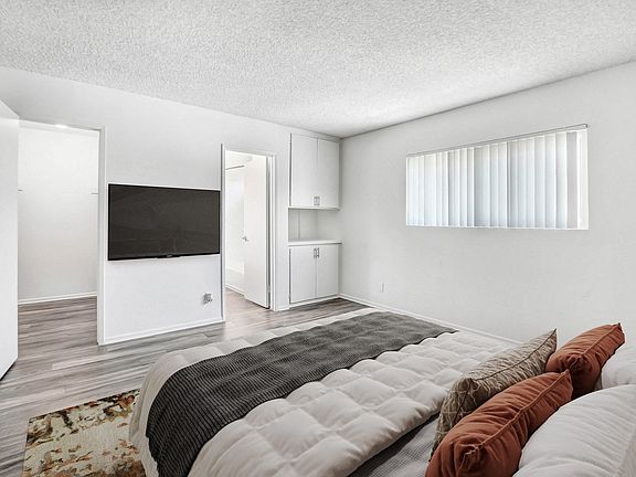 5th image of 14154 Gilmore St #3