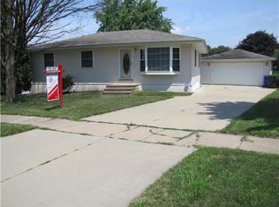 2624 Hickory Dr SW, Cedar Rapids, IA 52404