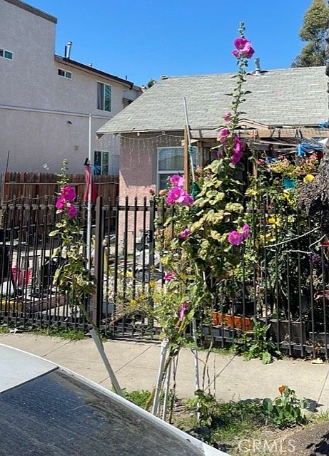 2nd image of 207 E 94th St