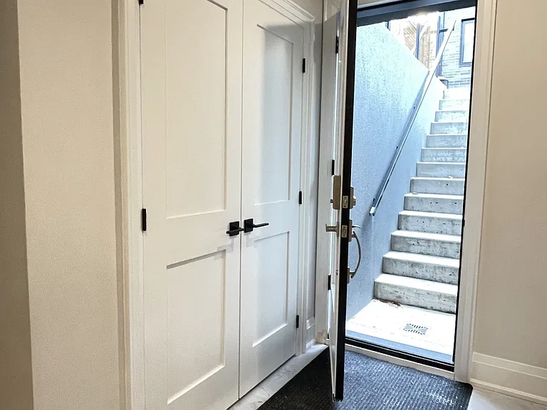 165 Manning Ave #BASEMENT — Photo 13