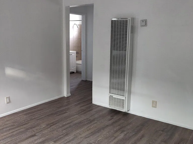 4038 1/2 Sequoia St — Photo 3