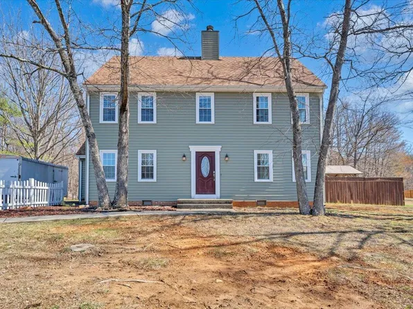 102 Chasewood Ln, Troutville, VA 24175