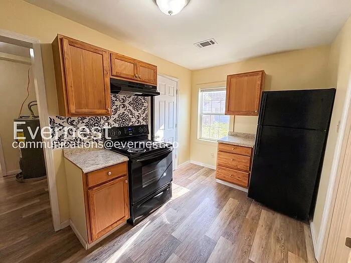 3 bed, 2.0 bath, 1045 sqft, $895 — Photo 4