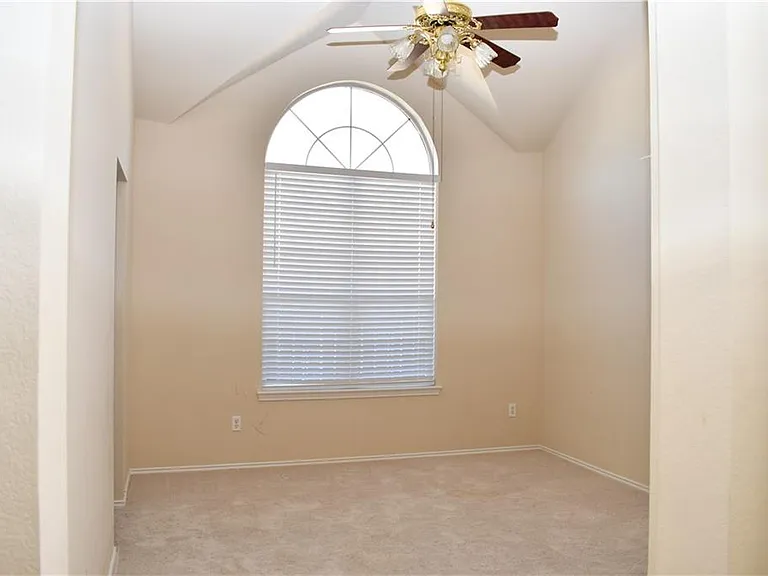 704 Thrush Dr — Photo 7