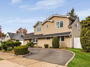 25 Spindle Rd, Hicksville, NY 11801