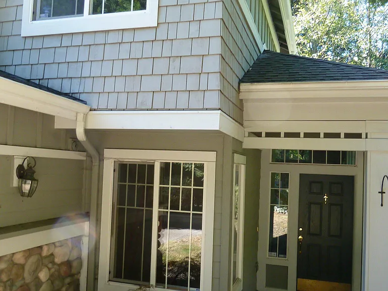 587 Elma Ave NE — Photo 3