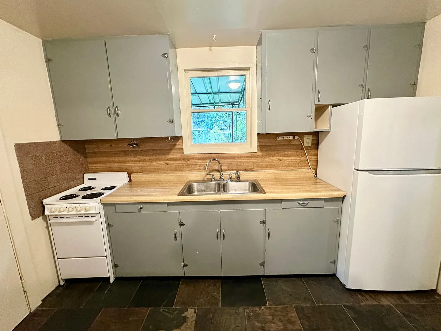 2 Bedroom Stand-Alone Home in Freshwater - Peaceful Setting — Photo 4